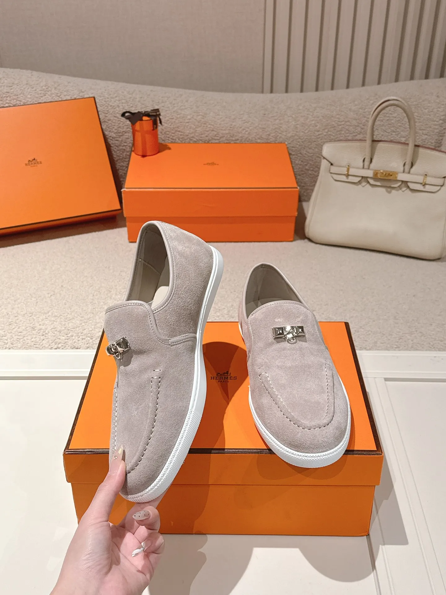 Men's Men's Shoes 600💰 Hermes# Couple Studded Loafers Calfskin and suede goatskin lace-up free sneakers with signature "H" detail. The design is simple and smooth, creating a fashionable urban look. It is comfortable and versatile. H family classics are not outdated, and the delivery counter is exquisitely packaged🛍📦 Fabric: Original customized imported first-layer cowhide/cow down Lining: Imported soft sheepskin Sole: Original open-molded anti-slip TPU material Size: 35-45